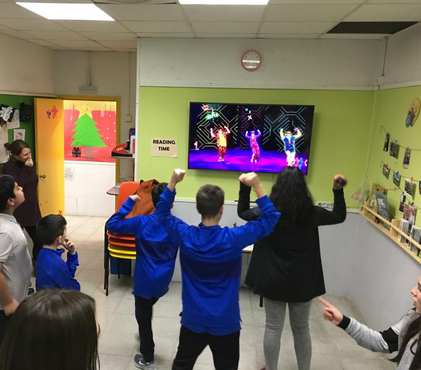 Compartim jocs amb l'Aleví de futbol Sala del Barça